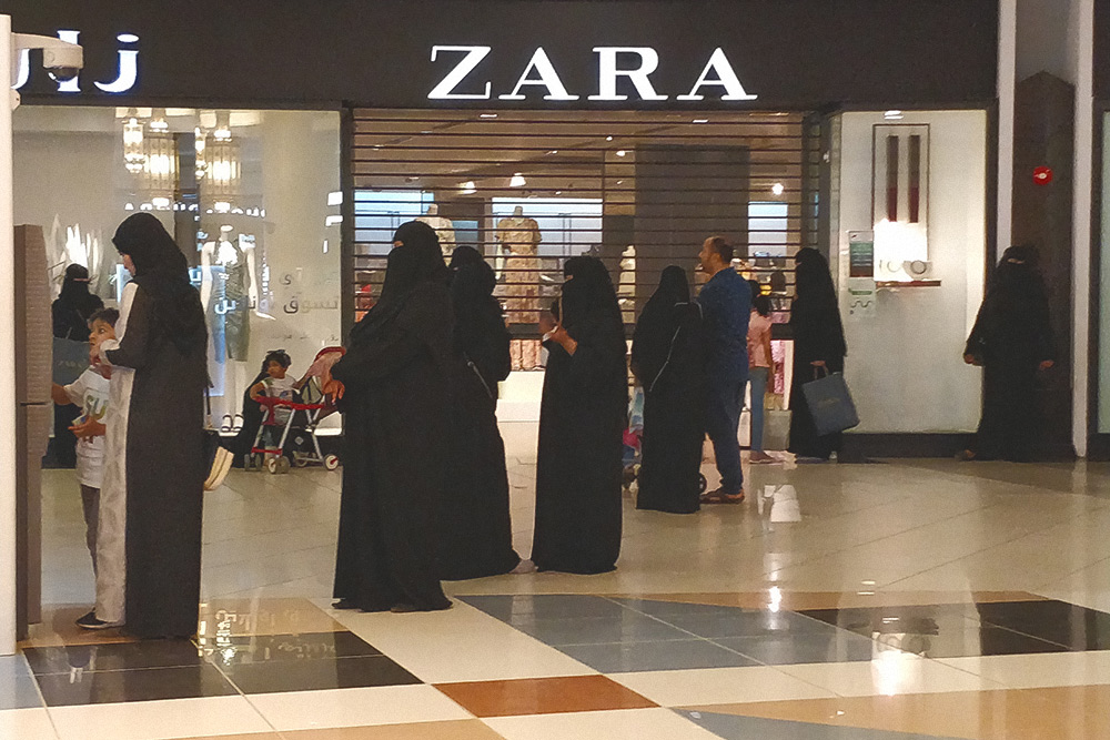 Большинство местных женщин продолжают носить черные абайи и никабы