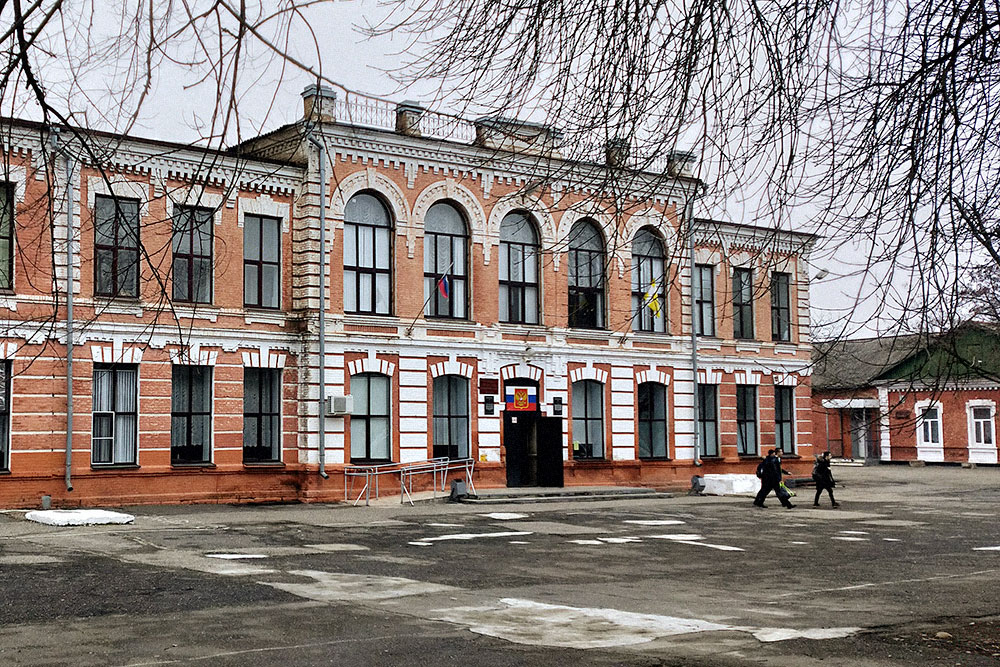 Гимназия № 103 находится в центральной части города. Это историческое здание было построено в 1886 году, раньше здесь было мужское училище