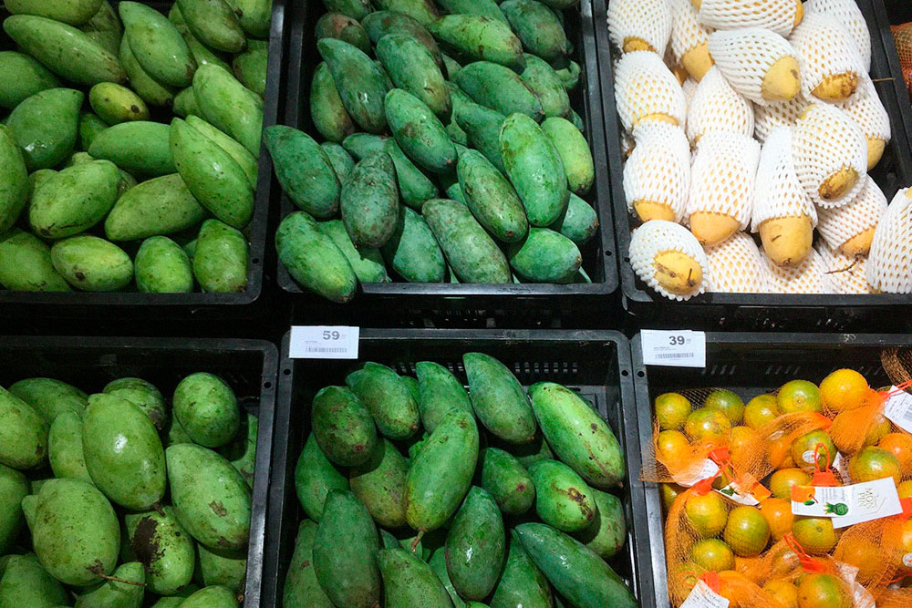Зеленые манго тоже сладкие, но нужно выбирать мягкие плоды