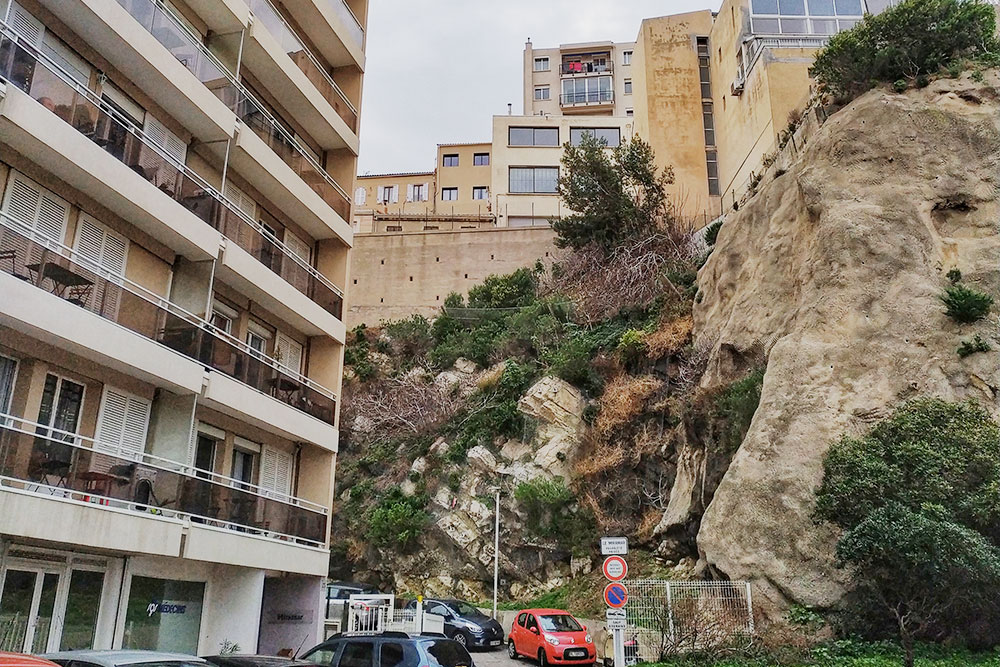 Жилые дома в центре Марселя, в 100 метрах от дома — морское побережье