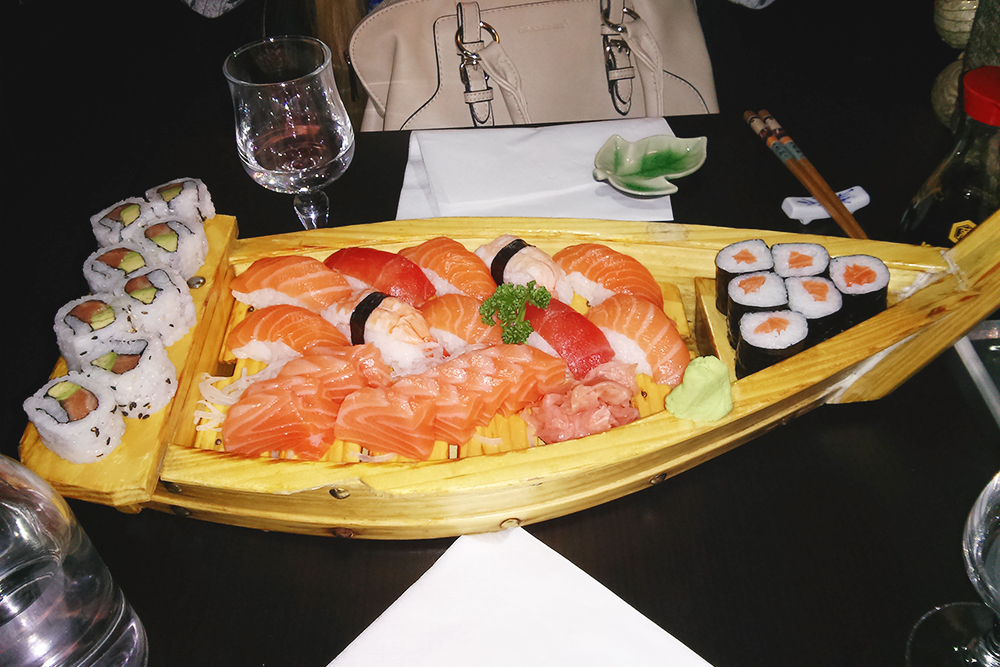 Так выглядят суши по купону за 20 € (1500 ₽) вместо 47 € (3525 ₽). На сайте, конечно, красивее, но все равно было вкусно