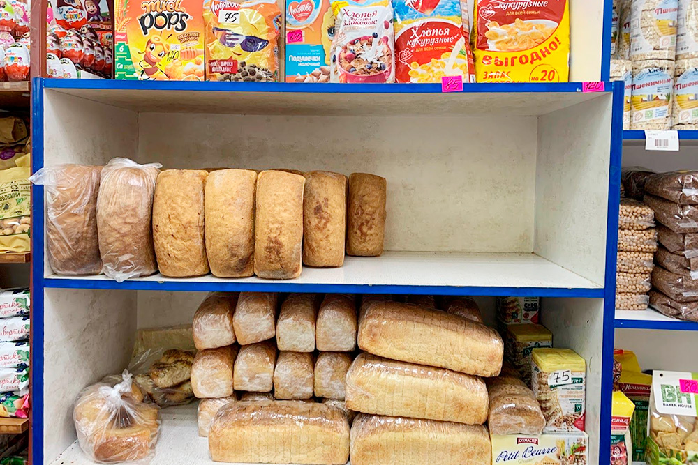 В магазинах Терскола большой выбор, но продукты хаотично разложены по всему помещению. Хлеб привозят как раньше в Центральной России — в ящиках и без упаковок