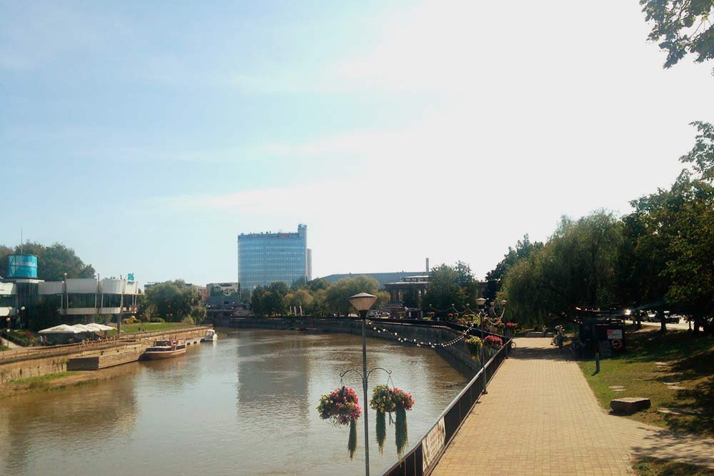 Набережная реки Эмайыги, на которой стоит Тарту. В высоком здании на заднем плане — отель и торговый центр с кинотеатром