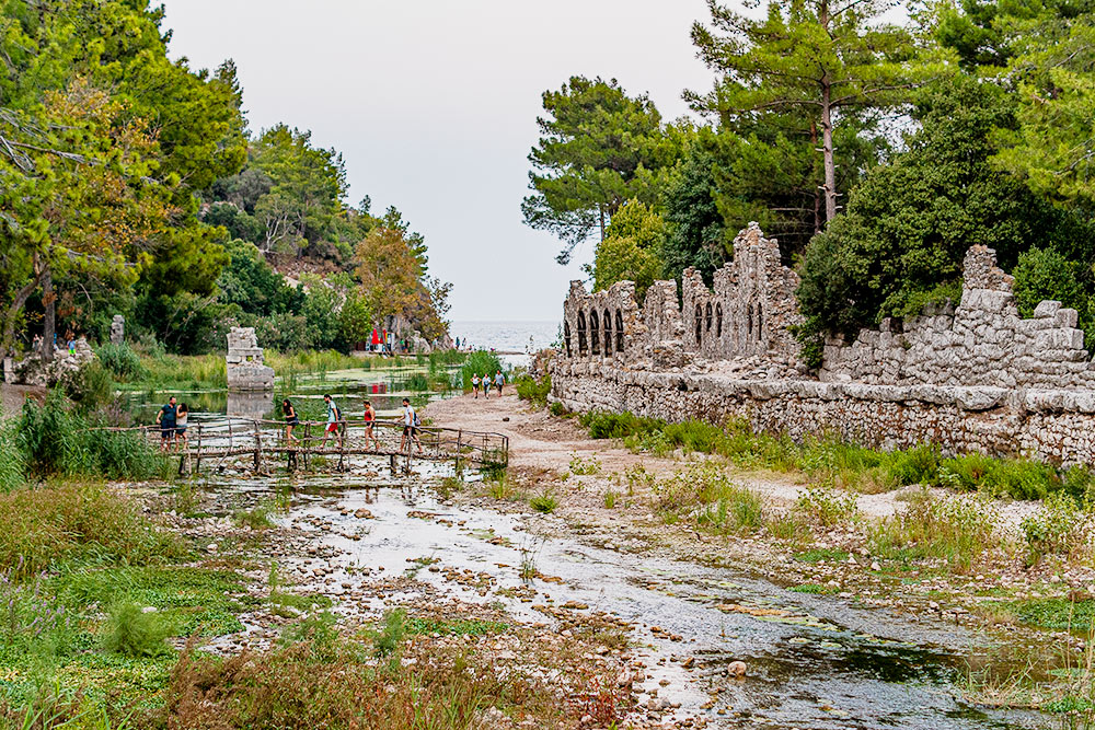 Развалины древнего города Олимпоса рядом с поселком