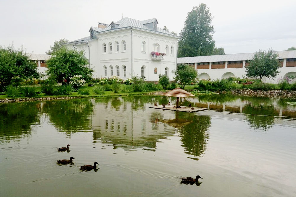 На территории Толгского монастыря есть сад и пруд с птицами