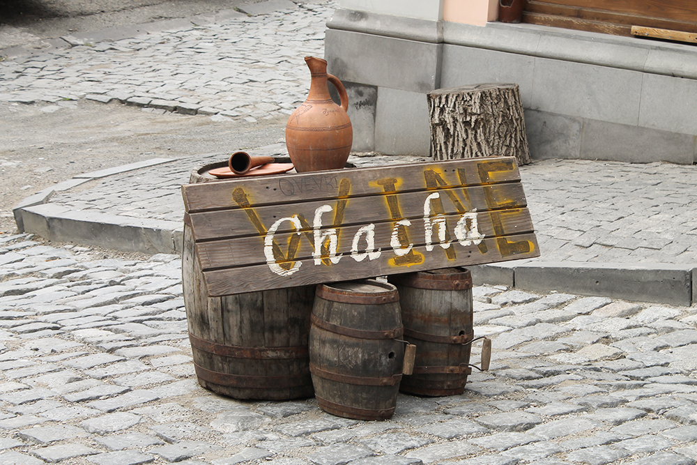 Вместо обычного рекламного стенда в Тбилиси стояли бочки с надписью «Вино и чача». Чача — грузинский алкогольный напиток из винограда, ее крепость — 55—60%