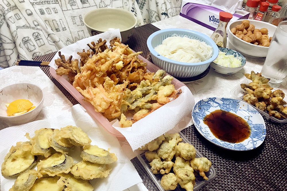 Типичный японский ужин: овощи в темпуре и тонкая пшеничная лапша с бульоном