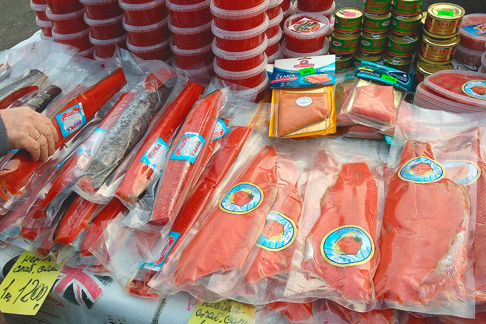 Рыба и икра дорогие: 250 г лососевой икры — 1500 ₽, 1 кг свежемороженой семги — 1300 ₽, 1 кг нерки — 750 ₽, варено-мороженых креветок — 1500 ₽