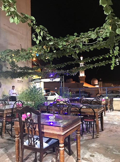 Местное кафе Syrian palace в Акабе. Выглядит скромно, но еда выше всяких похвал