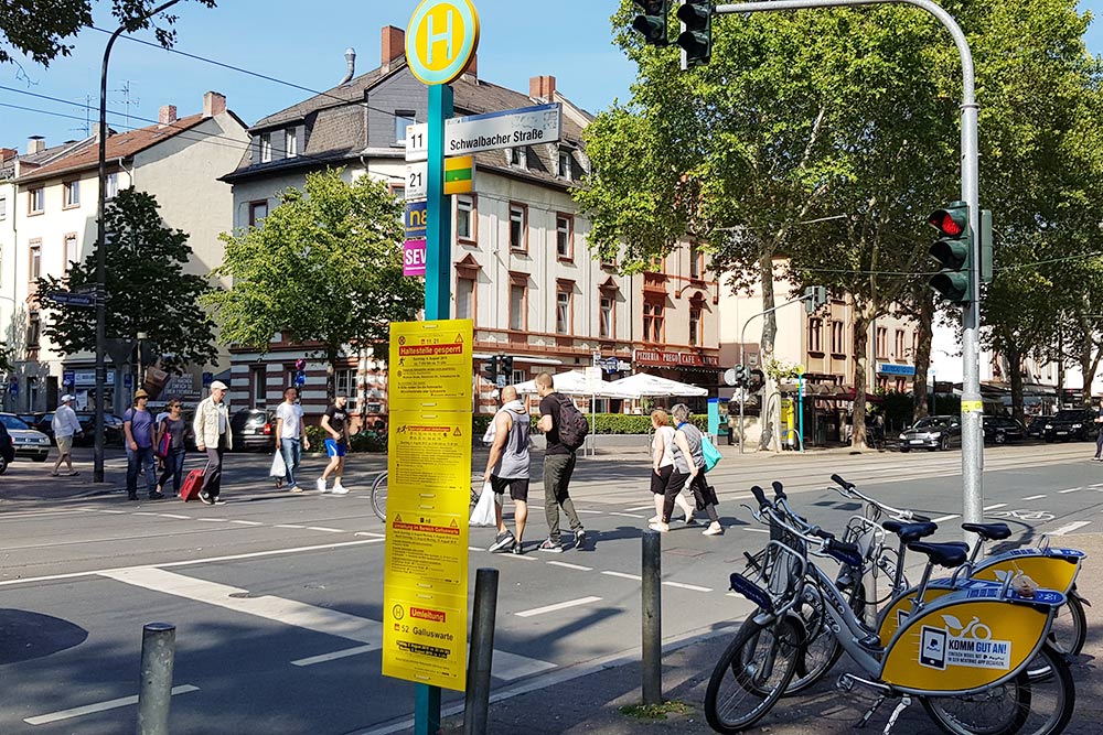 Желтые таблички на остановках предупреждают об отмене или изменении маршрутов городского транспорта