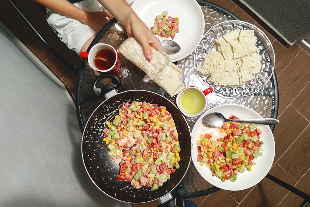 Ужин в Батуми: домашний салат, лаваш и ролл с курицей из «Карфура»