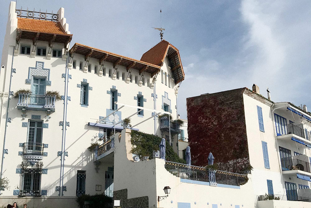 Самое известное здание в городе — «Каса-Блава» с фигурными синими окнами
