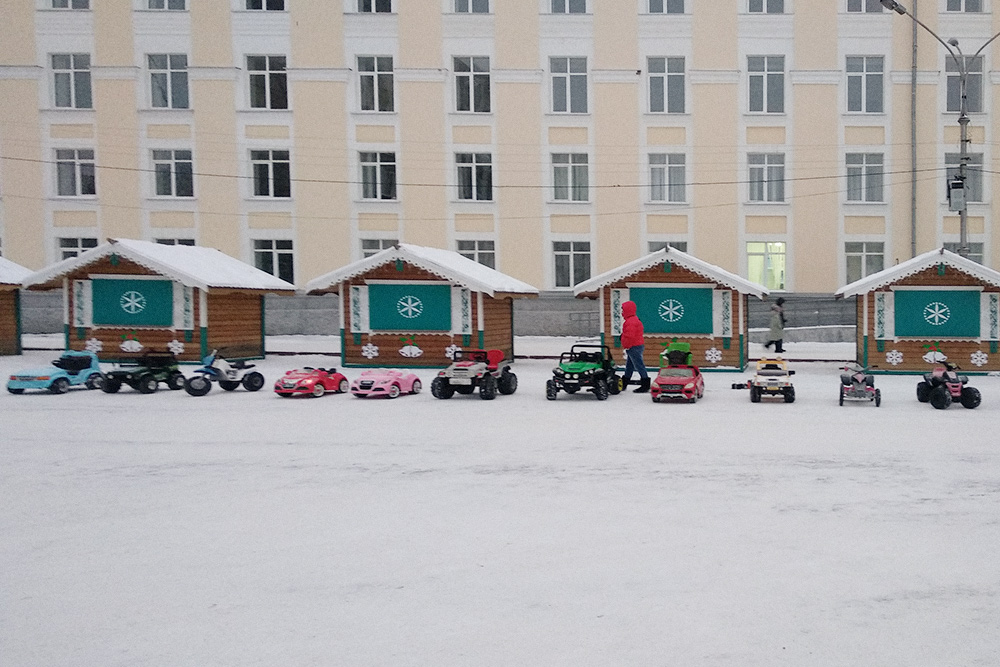 Сыктывкарские дети катаются на машинках в любое время года