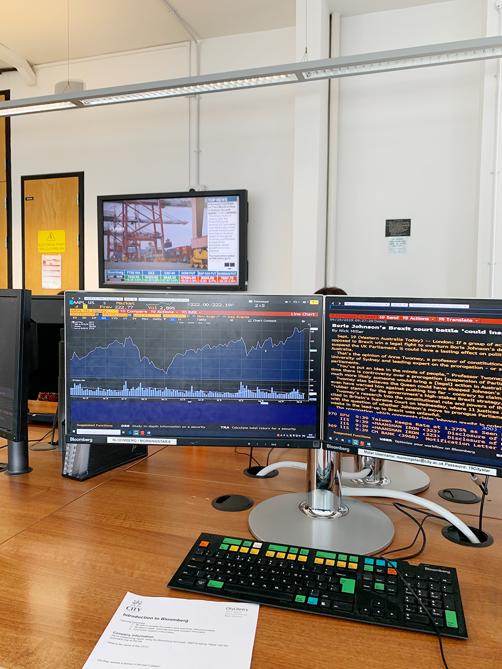 Блумберг-терминал — компьютер для поиска финансовой информации, который покупают по подписке стоимостью более 1 000 000 ₽ в год. В университете их около тридцати