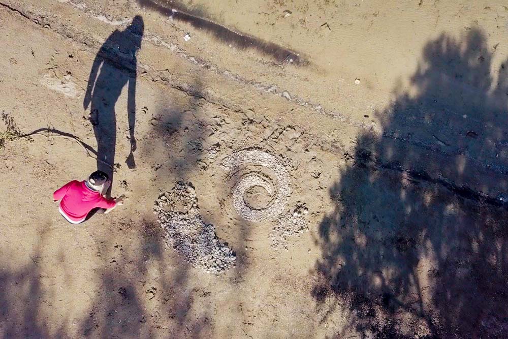 Каменная спираль на песке, которую сделала литовская группа. Фото: Edoardo Montaccini