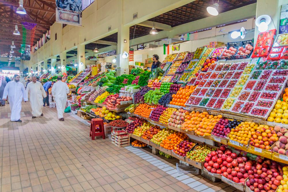 Фруктовые ряды на рынке в центре Эль-Кувейта