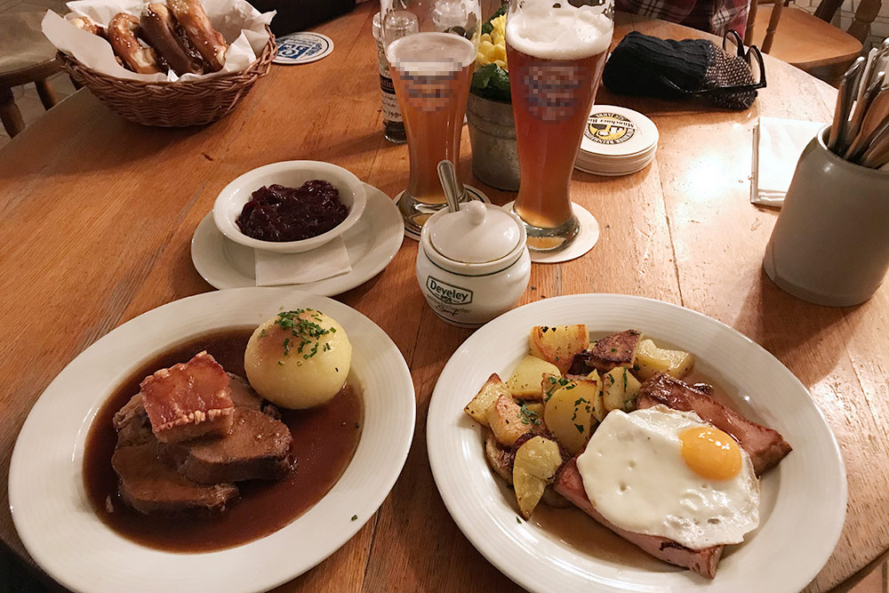 В классической баварской пивной горячее блюдо с гарниром стоит от 9,50 € (847 ₽) до 12 € (1 070 ₽). Порции действительно немаленькие, а беспроигрышное сочетание мяса с картошкой не даст остаться голодным