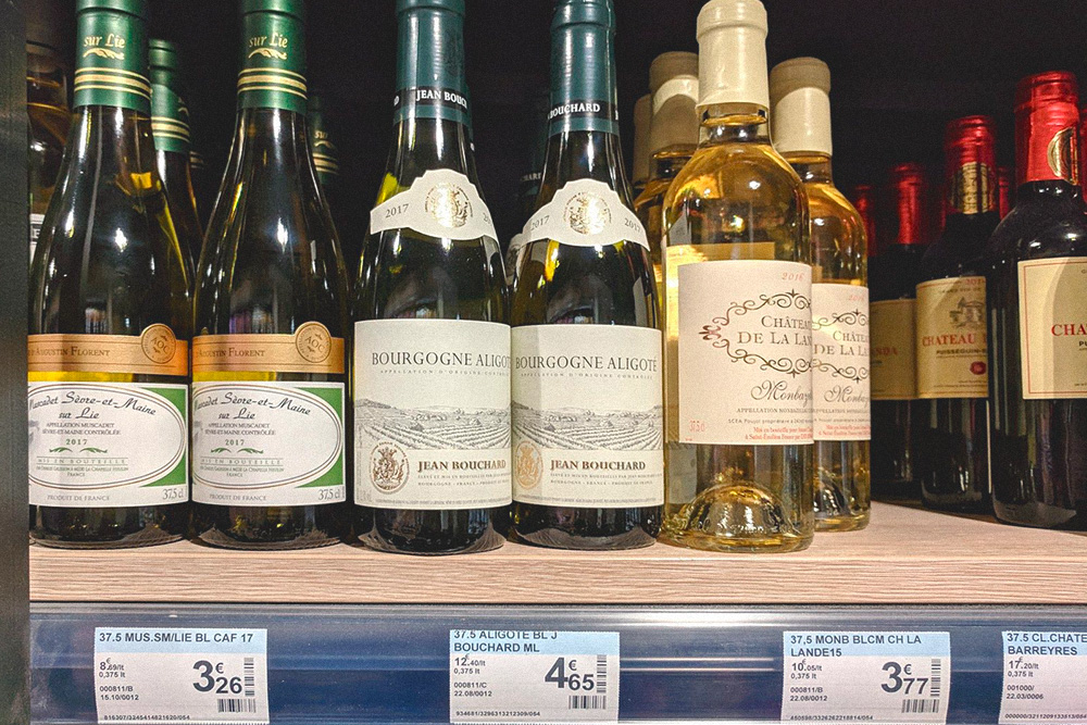 Неплохое вино в Париже стоит от 4 € (284 рубля) за бутылку. Выгоднее брать большой формат: 750 мл «Бургонь Алиготе» стоит 6,92 € (491 рубль), а 375 мл — 4,65 € (330 рублей)