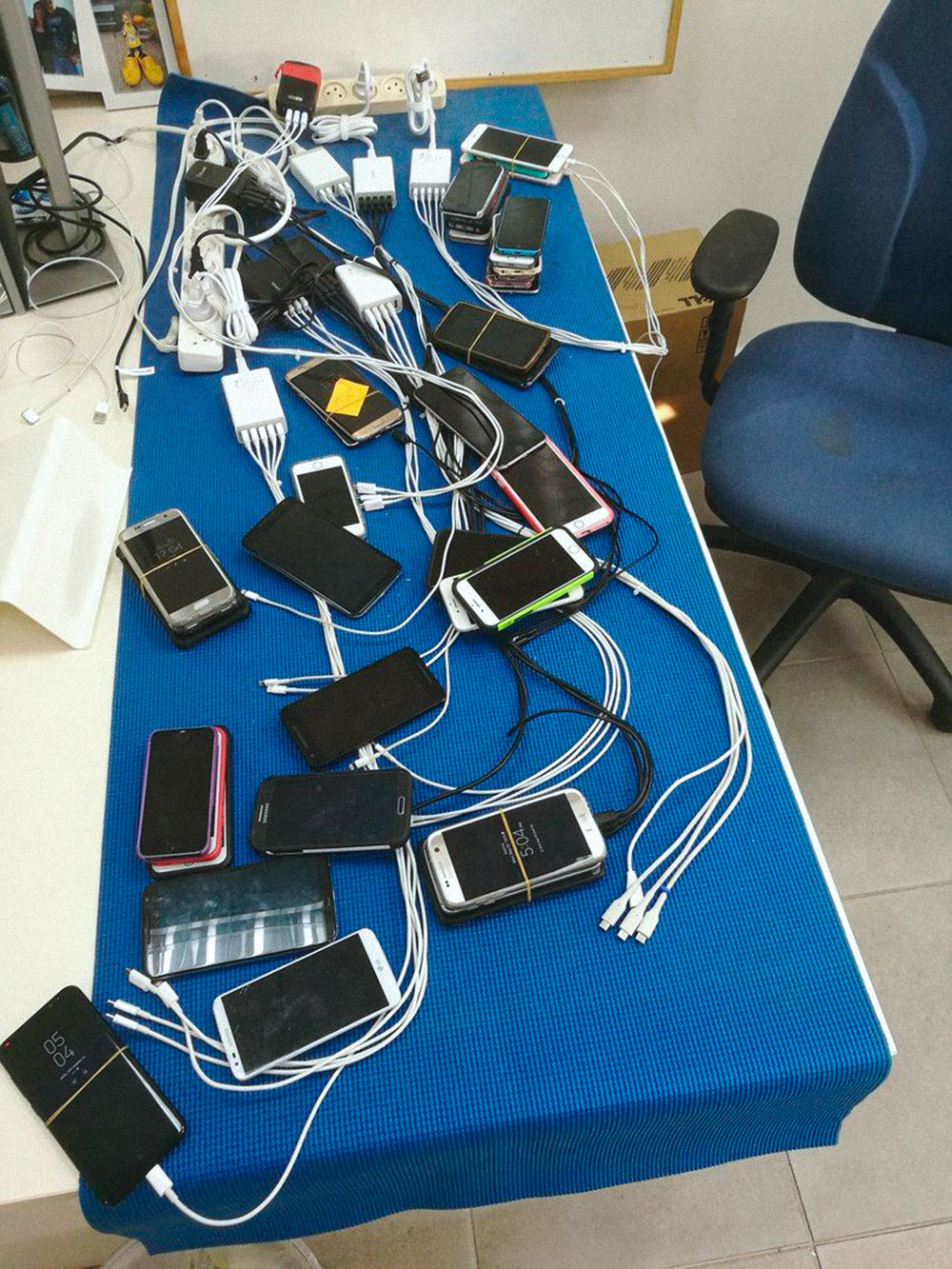 Я работаю тестировщиком мобильных приложений. Так выглядит мой рабочий стол