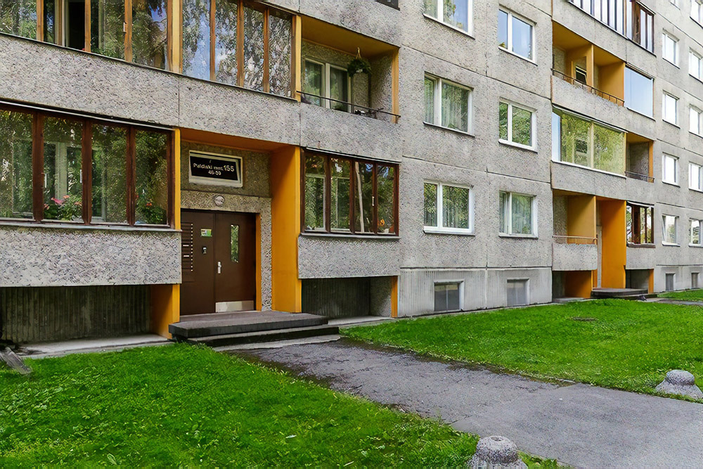 Моя квартира в Таллине. Со всех сторон дома чистый подстриженный газон, по которому дети бегают босиком