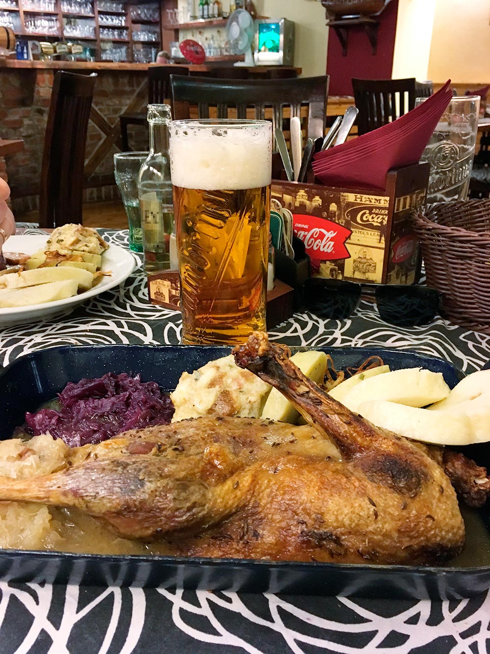 Обед в Чехии: половина утки, клецки кнедлики, капуста и пиво