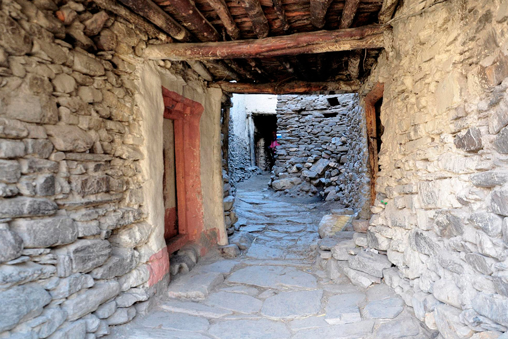 Каменные коридоры в деревнях вдоль реки Кали-Гандаки нужны, чтобы спрятаться от ветра