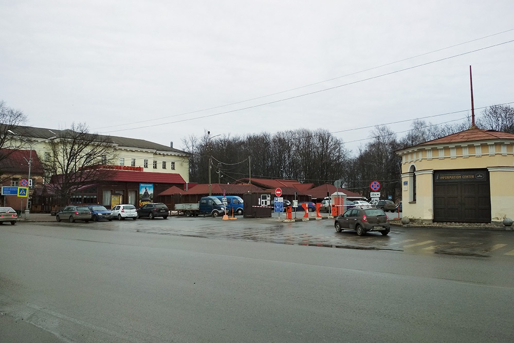 Платной парковкой в центре пользуются туристы. За деревьями скрывается кремль. Час парковки стоит 70 ₽