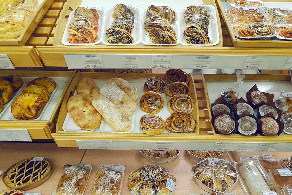 В местной сети «Бахетле» булочки стоят от 25 рублей за штуку. Самые вкусные, красивые и калорийные пирожные стоят от 80 рублей. Салаты — от 30 рублей за 100 г