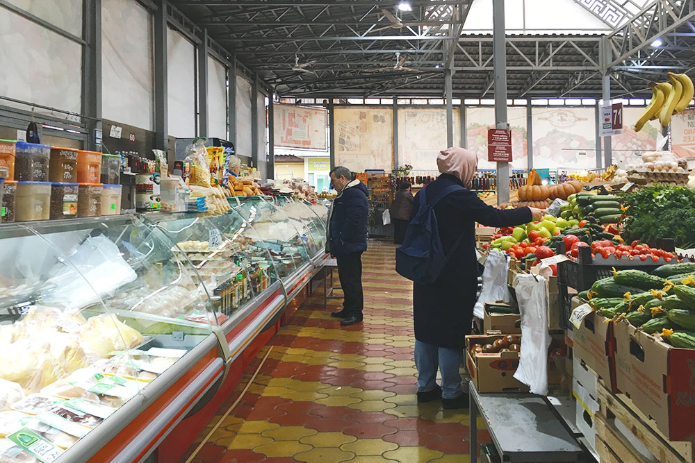 Районный рынок на улице Голубые Дали. Здесь я покупаю специи, овощи, сыр, ткемали