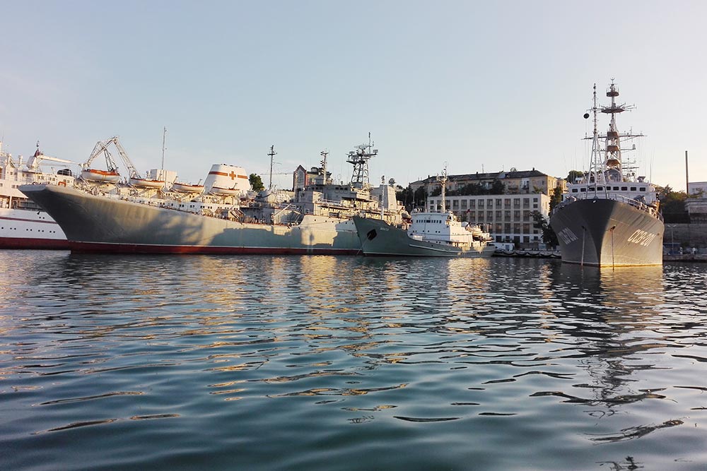 Корабли ВМФ России в Севастопольской бухте вблизи кажутся нереально огромными