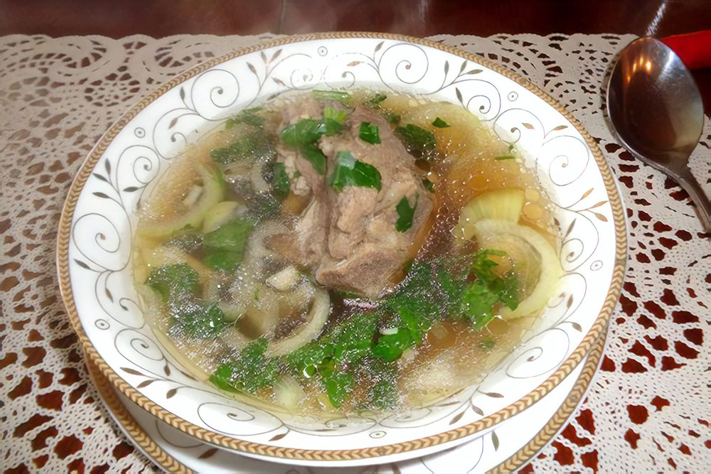 Бухлёор — это «бульон» на бурятском: суп с мясом, зеленью и картофелем. Обычно его готовят из баранины