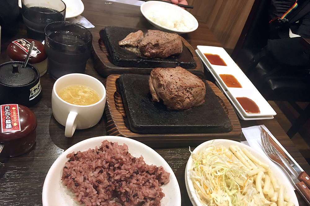 Но в Токио есть много заведений и с европейской едой. Например, 200 г стейка стоят 1000 ¥ (600 рублей), рис и салаты — бесплатно, сколько съешь