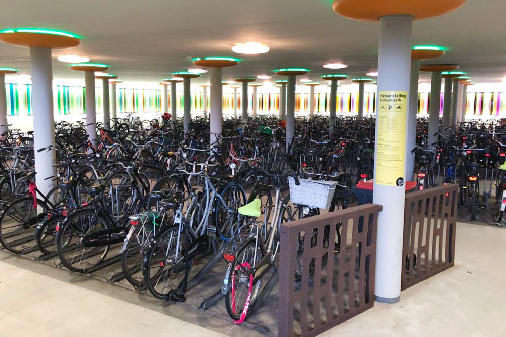 Одна из самых крупных велопарковок в Гронингене на ж/д вокзале