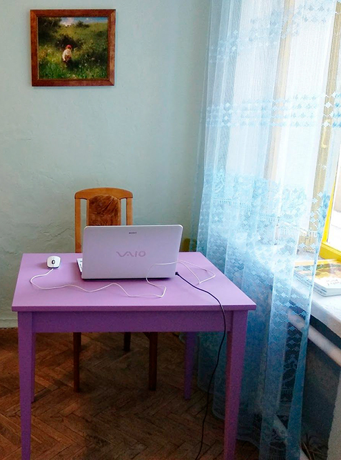 Первым делом я покрасила стол. Мне понравилось, как смотрится лиловый цвет в интерьере. Поэтому я продолжила: покрасила им один из стеллажей, круглый столик и ножки у табуретки-пуфа