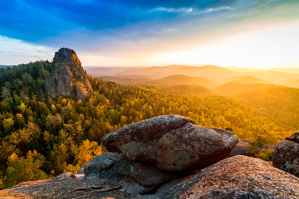 Вид на скалы в заповеднике Столбы. Источник: Shutterstock