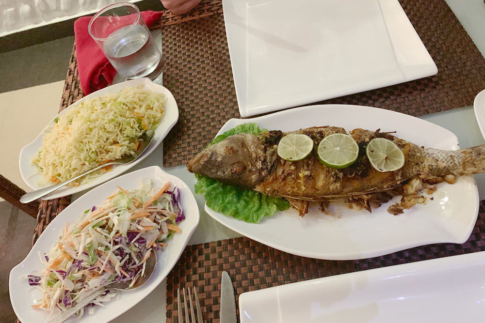 Ужин в Symphony Lagoon — рыба, рис и салат