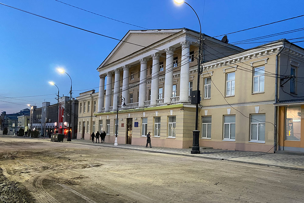Факультет иностранных языков Таганрогского пединститута расположился в бывшем доме Гайрабетова. До революции здесь были табачная лавка, кафе «Траттория» и шляпный салон