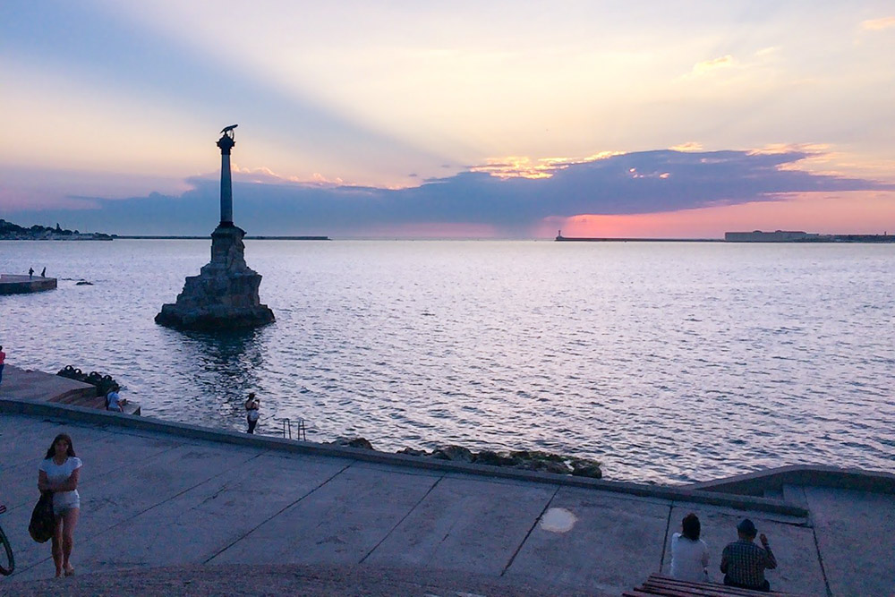 Закат у памятника затопленным кораблям. Справа видна Константиновская батарея