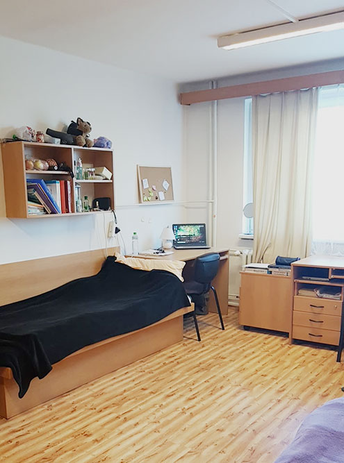 Комната моей одногруппницы в общежитии университета в Пльзене, за которую она платит 2400 Kč (6519 ₽)