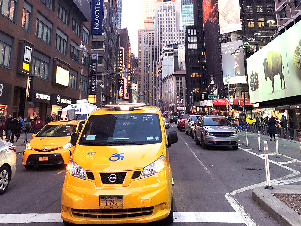 Желтые такси — символ города. Но ездить на них дороже и опаснее, чем на «Убере»