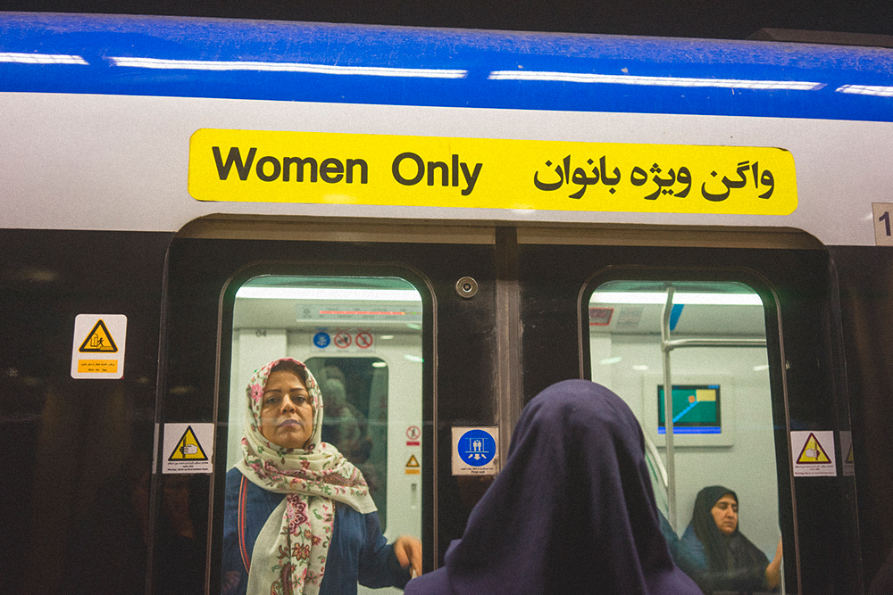 В метро есть женские вагоны, куда мужчинам нельзя. При этом женщинам в мужские можно. Муж поначалу не знал этого и однажды прокатился в женском вагоне, но все только посмеивались над ним. Фото: Shutterstock