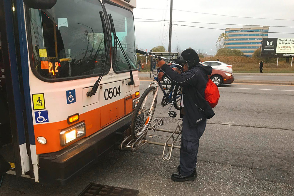 На автобусах есть крепления для велосипедов
