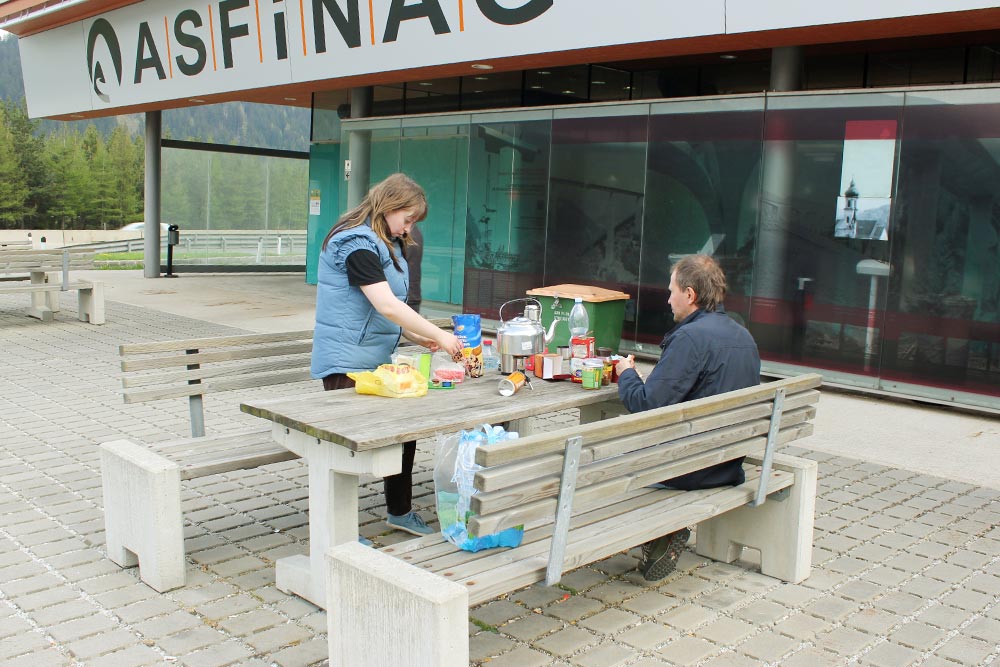 Остановка на перекус где-то в районе Инсбрука на границе Германии и Австрии. Готовим чай и кофе на газовом примусе, едим печенье и бутерброды