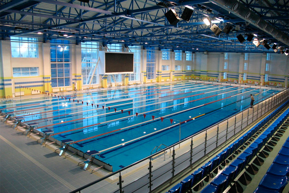 В городском бассейне проводят международные соревнования на Кубок мира по синхронному плаванию