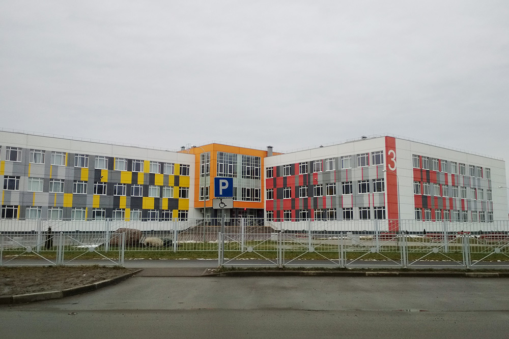 Новая школа № 37 в Псковском районе, которую открыли в 2018 году. Чтобы записать в нее первоклассника, моим знакомым пришлось занять очередь у входа за четыре часа до начала приема заявок