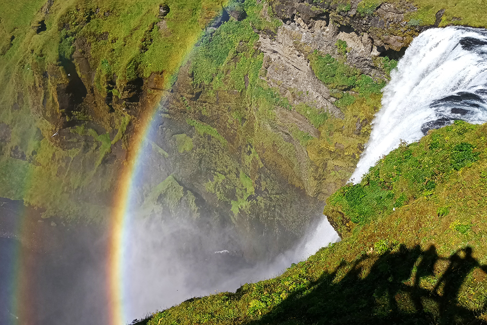 В хорошую погоду над водопадом висит радуга