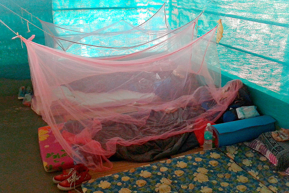 В ашраме Шивананды в Керале мы спали на полу в общей женской комнате. Нам выдали матрасы и москитные сетки. Спальник и пенку мы возили с собой