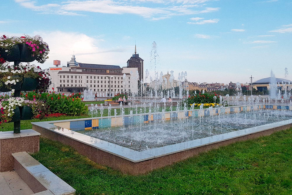 Летом в Казани хорошо гулять по площади с фонтанами у театра Камала