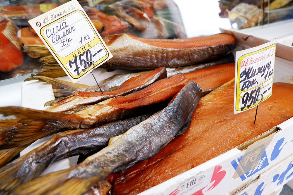 Сима — рыба семейства лососевых, но нежнее и вкуснее кеты и горбуши. Браконьеры подорвали популяцию симы, поэтому любительский лов рыбы ограничен. Продажа симы запрещена, но ею свободно торгуют. Стоимость одной рыбки в сезон — в мае и июне — 400 рублей
