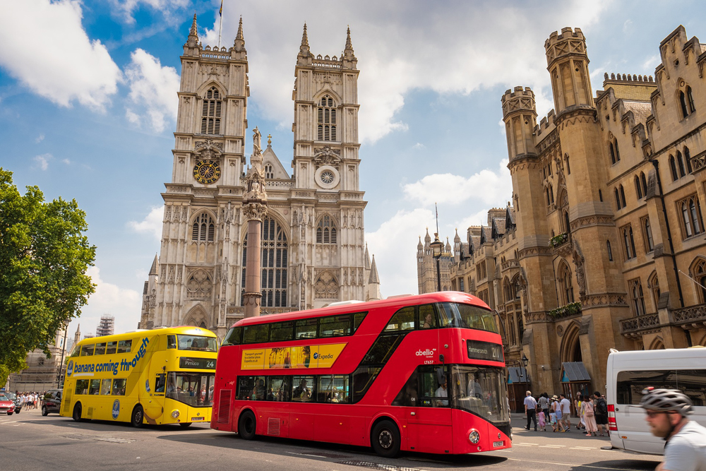 Обычные автобусы могут заменить дорогие экскурсионные. Например, в Лондоне маршруты автобусов 9, 11, 15 и 24 охватывают почти все достопримечательности города. Билет на автобус по карточке Oyster стоит 1,50 £ (118 ₽). По ней же можно прокатиться на речном трамвайчике за 7 £ (549 ₽). Источник: Derks24 / Pixabay